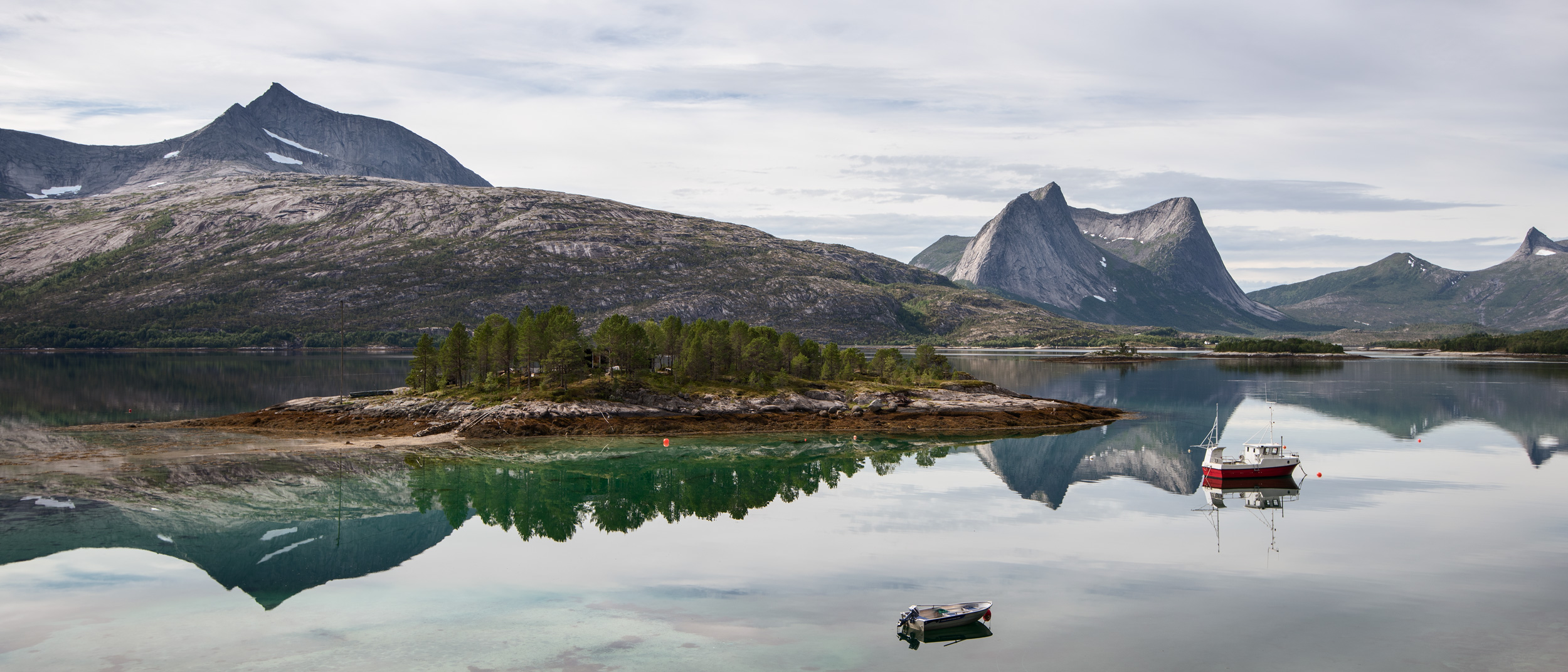 Svaberg vid fjord