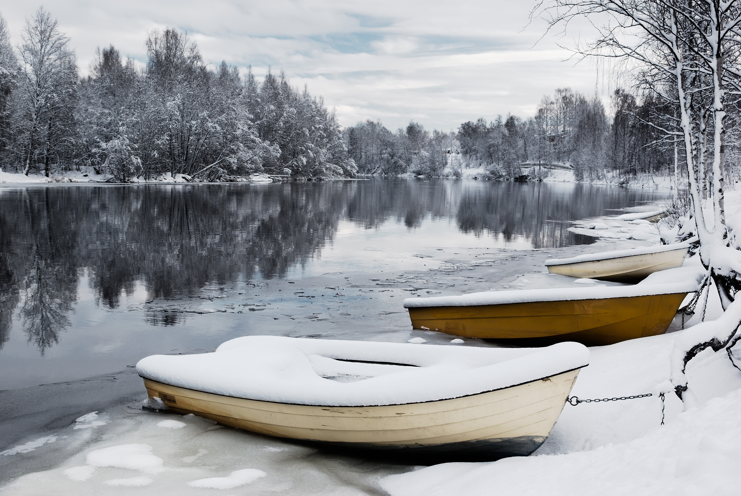 Båtar vid älv på vintern